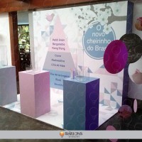 Backdrop em Estrutura de MDF com Aplicação de adesivo Impresso em Sistema Digital de Alta Resolução 