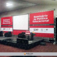 Backdrop com Estrutura em BoxTruss e Fechamento em Lona Impressa em Sistema Digital de Alta Resolução Para Fundo de Palco 