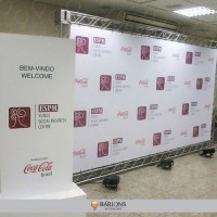 Backdrop com Estrutura em BoxTruss e Fechamento em Lona Impressa em Sistema Digital de Alta Resolução Para Evento Corporativo 