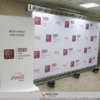 Backdrop com Estrutura em BoxTruss e Fechamento em Lona Impressa em Sistema Digital de Alta Resolução Para Evento Corporativo