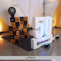 Cenografia Para Evento Corporativo com Totem, Cubos de PS e Letras em Resina Expandida