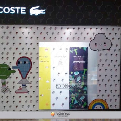 Decoração para Vitrine com Adesivos e Placa em PS