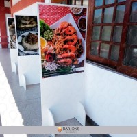 Totem em MDF com pé de encaixe para eventos 