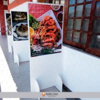 Totem em MDF com pé de encaixe para eventos