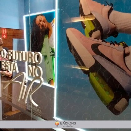 Vitrine Decorada com Display em Acrílico e Letras Caixa