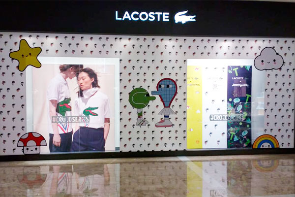 Vitrine da Lacoste produzida e positivada pela Bárions Produções