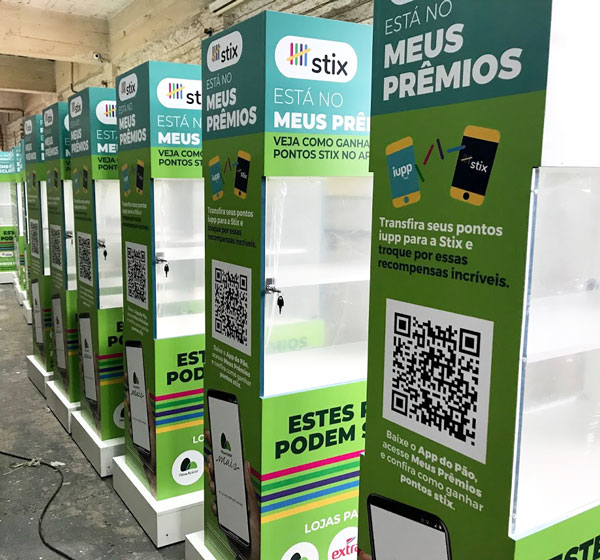 Display expositor com QRCode para mais interatividade no ponto de venda | Bárions Produções