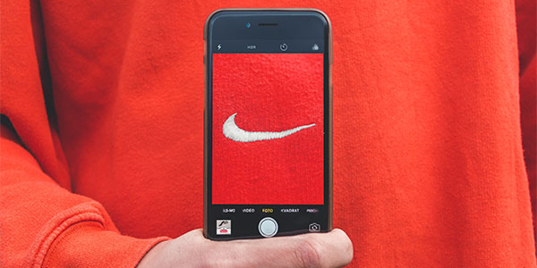 Imagem que mostra o logo da Nike representando a força da marca | Bárions Produções