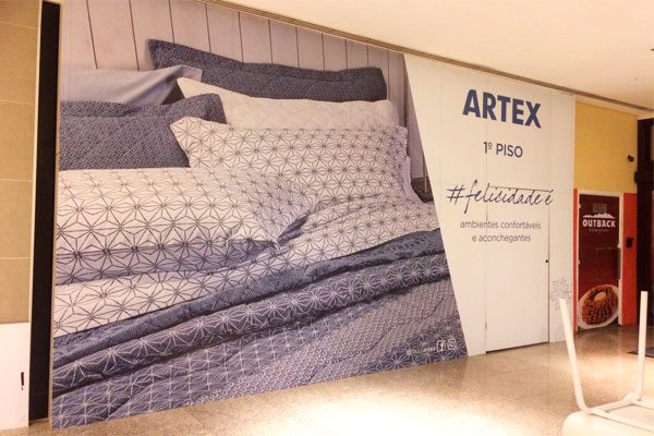 Tapume positivado pela Bárions Produções para a marca Artex