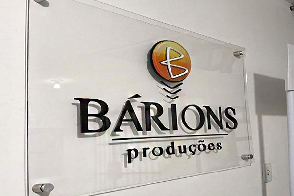 Painel produzido em acrílico com o logo da Bárions Produções