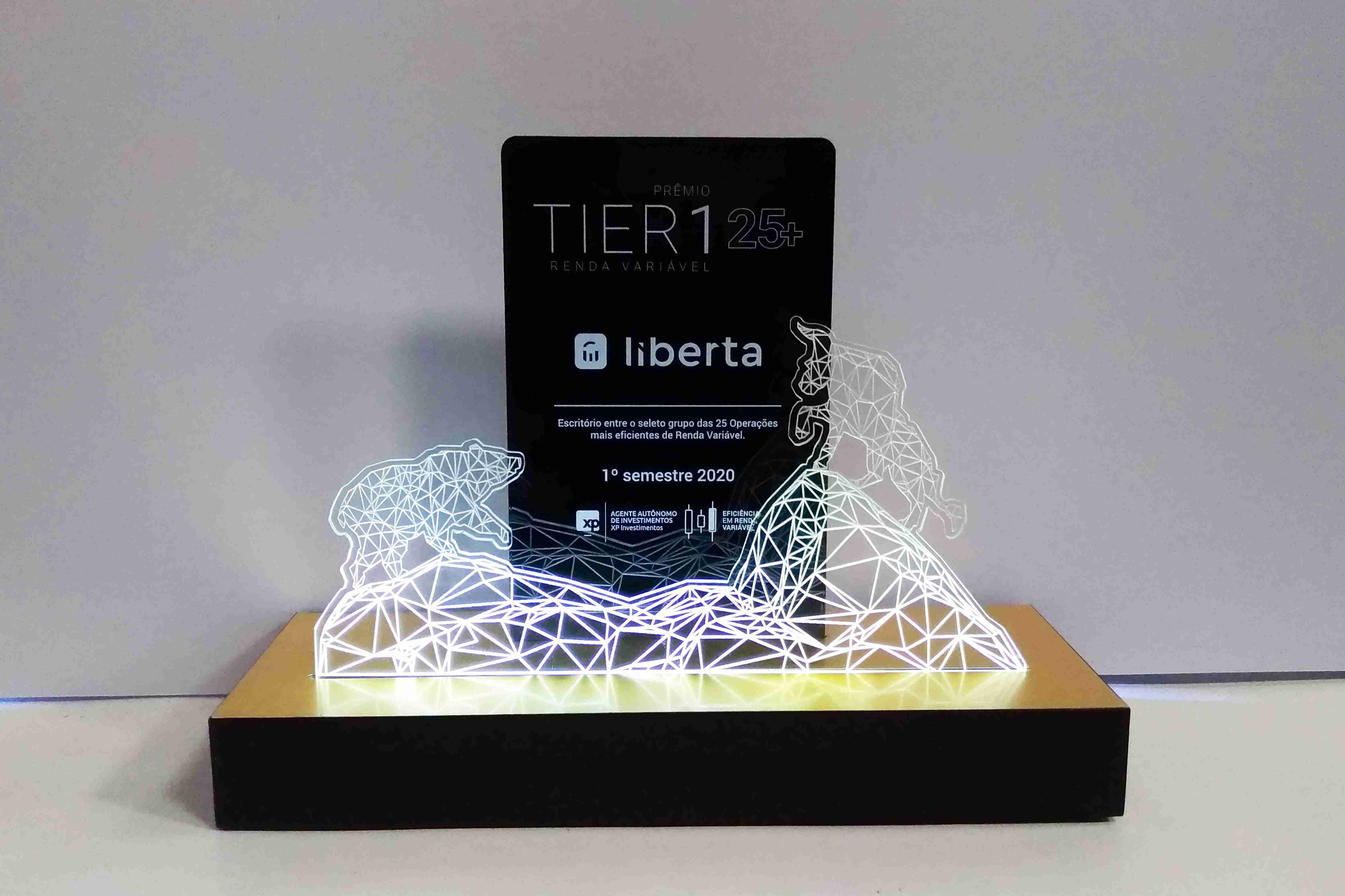 Troféu em Acrílico com impressão a laser e iluminação em LED positivado pela Bárions