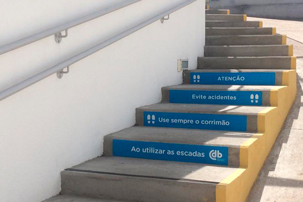 Adesivo de piso para sinalização de escada | Bárions Produções