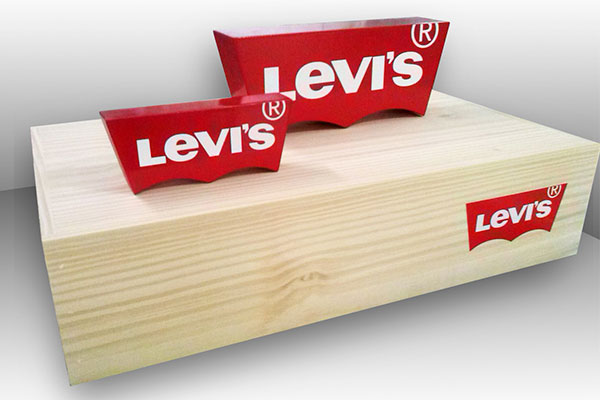 Expositor em MDF positivado pela Bárions Produções para a marca Levis.