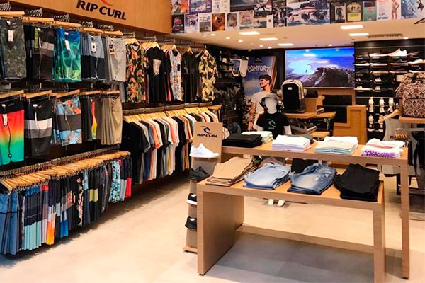 Ilha expositora em MDF produzida pela Bárions Produções para a Rip Curl