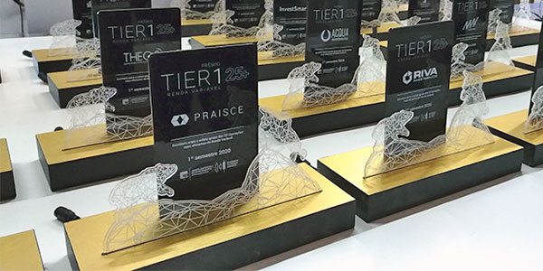 Troféus produzidos em MDF e acrílico pela Bárions Produções 