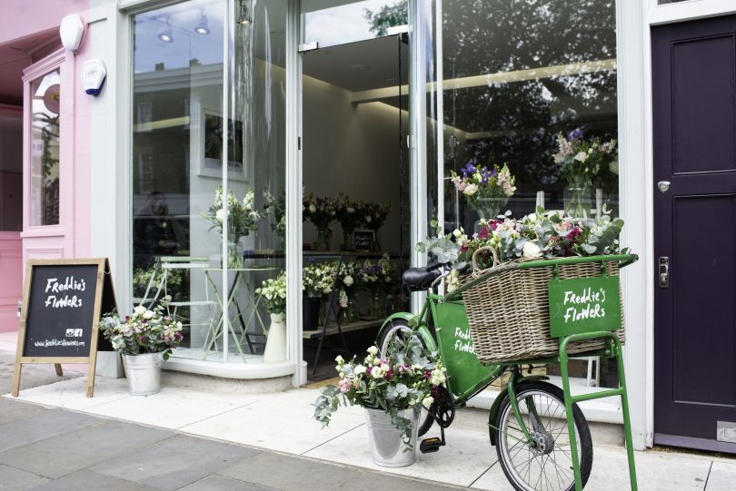 A bicicleta é um símbolo da marca e está presente em todas as lojas. | Bárions Produções