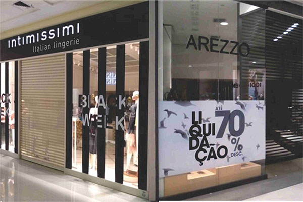 Vitrines com aplicação de adesivo positivada pela Bárions Produções