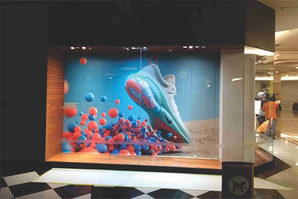 Vitrine com smartframe positivada pela Bárions Produções para a Nike 