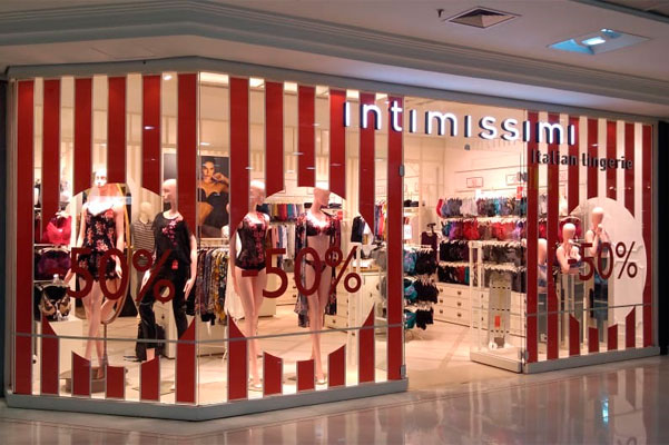 Adesivo de vitrine produzido pela Bárions Produções para a marca Intimissimi.